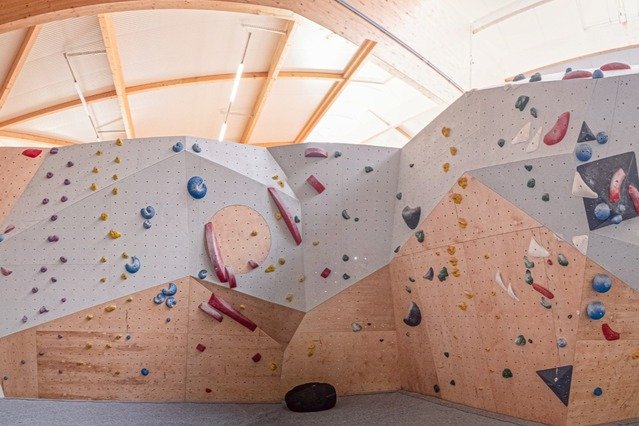 Bild 1 von Boulderhalle Neustadt PETZ Partnergalerie