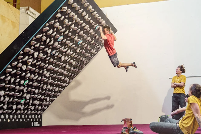 Bild 2 von einstein Boulderhalle Neu-Ulm Partnergalerie